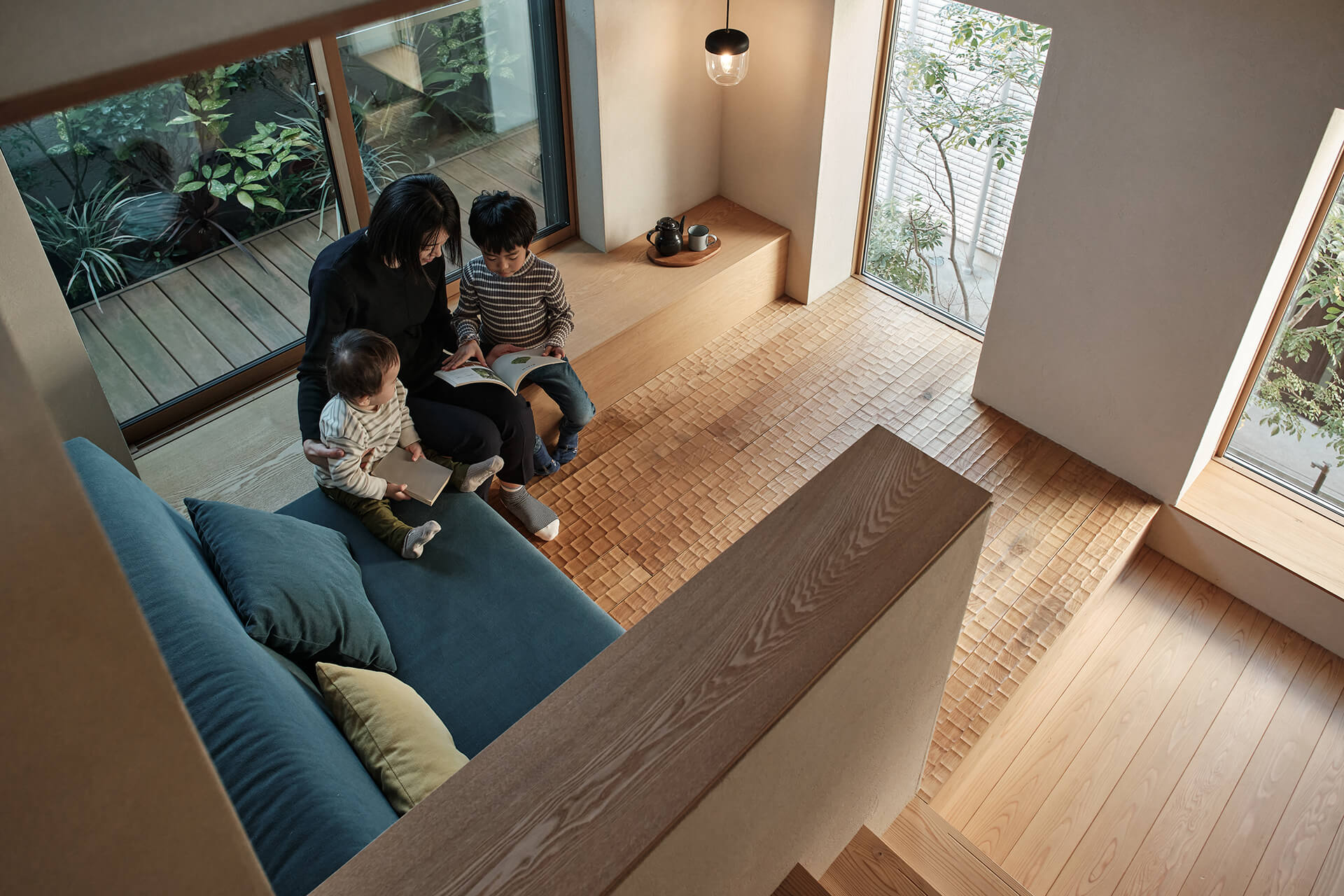 スキップフロアのカフェスペース