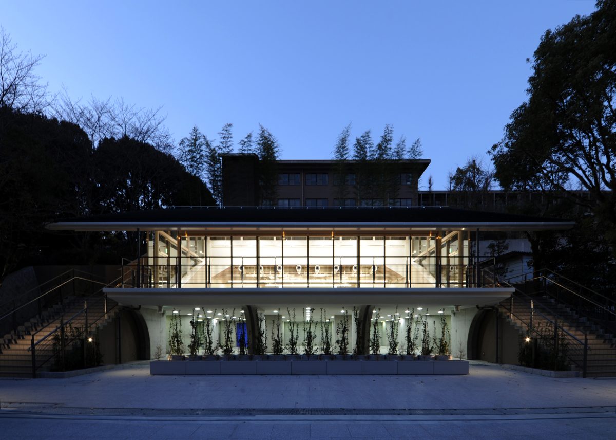 下の階は駐輪場。テラスとの間の開口部は全開放可能なガラスのスライディング建具を採用。<br>LABとの一体的な活用も可能