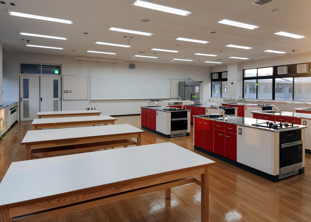 実習室<br>天井を高くし、明るく清々しいイメージに