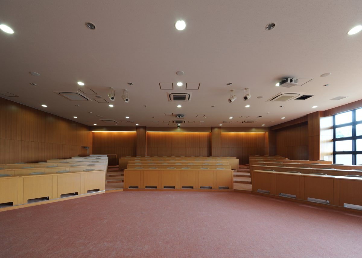 プレゼンテーションルーム<br>多目的に利用可能にし、先進的な教育を実践