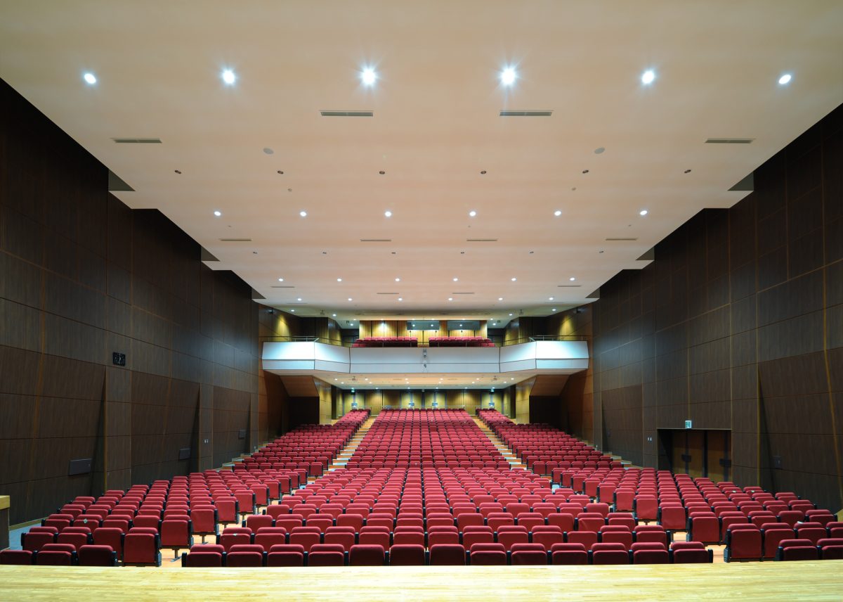 ホール<br>800人収容でき、本格的なコンサートや演劇などができる大きなホール。天井の耐震化や内装の美観改修を行いました