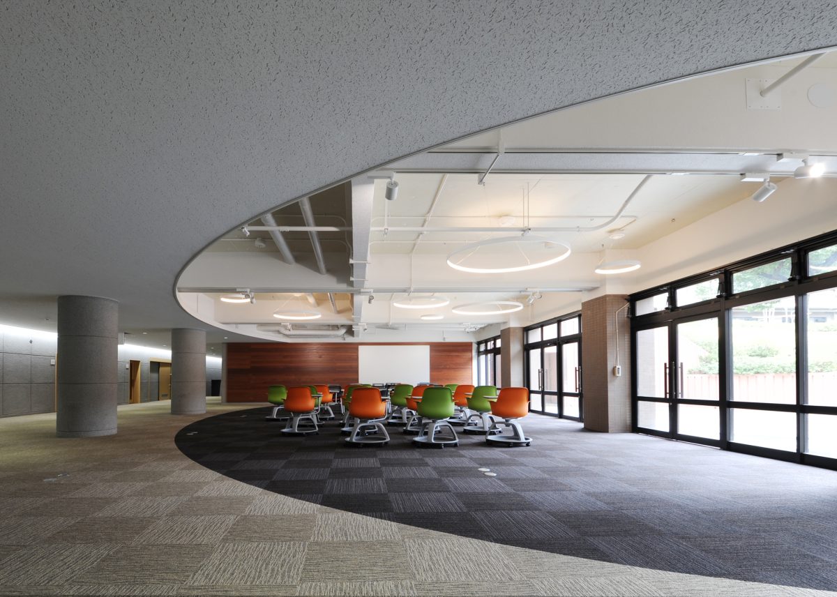 エントランスに設けられたメディアモール<br>学内の様々な活動案内や、アクティブラーニング、お喋り等、仲間との輪を育む空間