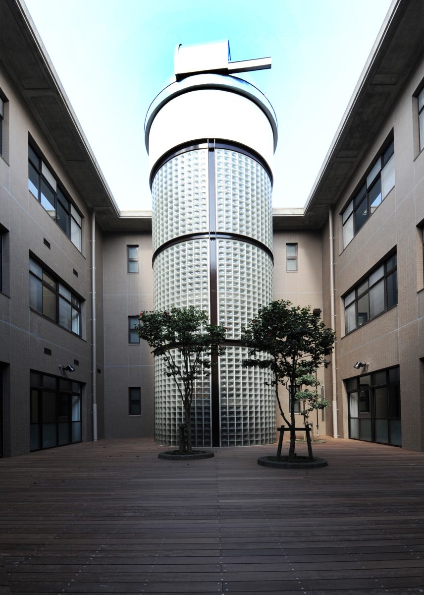 中庭<br>デッキを敷き詰め、行き来しやすくなっています