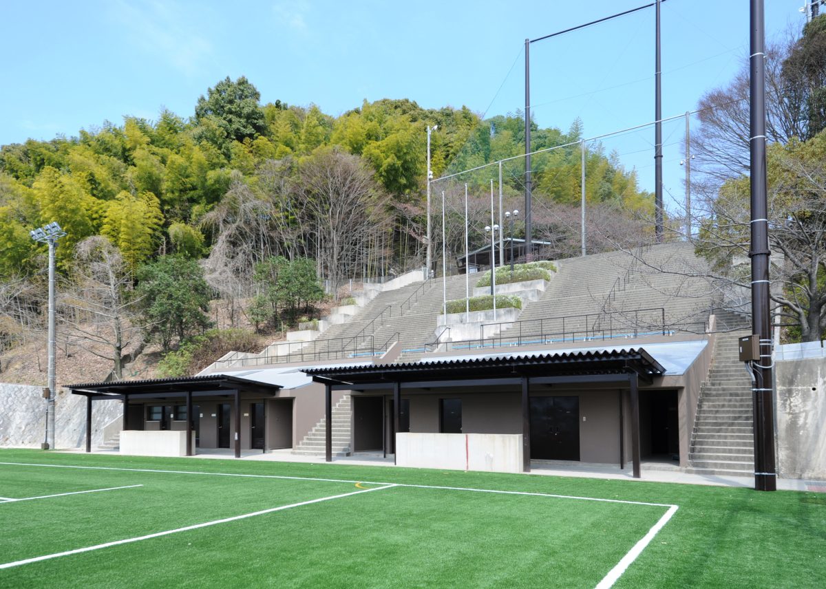 グラウンド<br>全面人工芝とし、安全性・耐久性を重視。充実した部活動ができる環境を整備