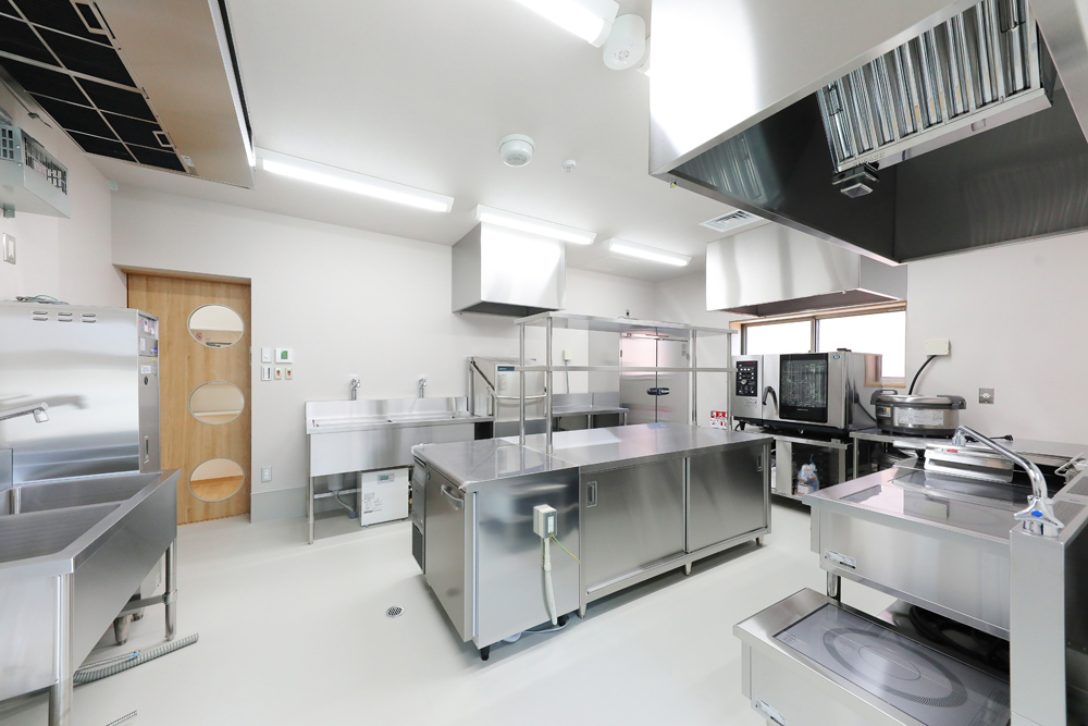 できたての温かい食事を提供するため新設した給食・調理室<br>子どもたちが園庭の菜園で育てた野菜をメニューに使うことも