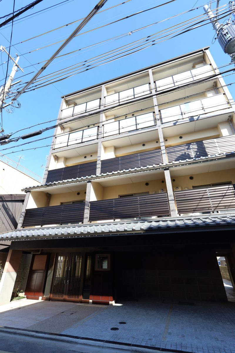 2層の瓦屋根や2・3階のバルコニー横格子手すり等、景観美を継承した外観<br>上層部にはガラスの手すりなどモダンなデザインも取り入れ、和の伝統と現代的な意匠の融合を追及しています