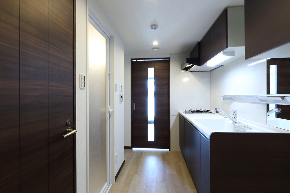 1Kのキッチン<br>通常のワンルームより大きなキッチン。シンク上部の壁面に、鏡と棚を配置。ドレッサー機能も組み込んだキッチン