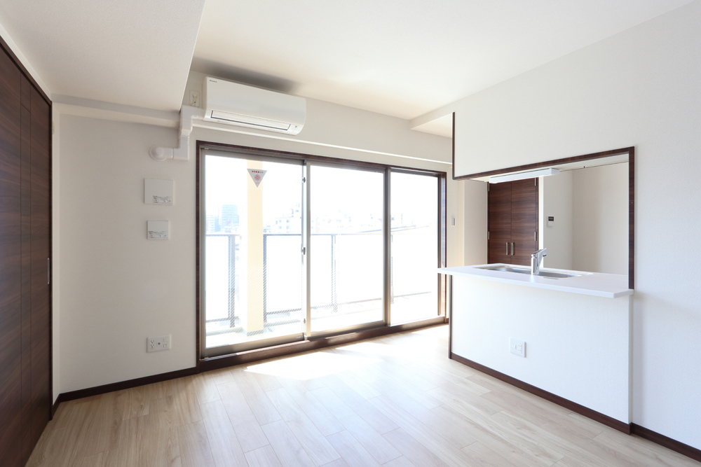 バルコニーからの光が入り、明るく開放的なLDK。キッチンの横にはパントリーがあり、収納が豊富なプランです