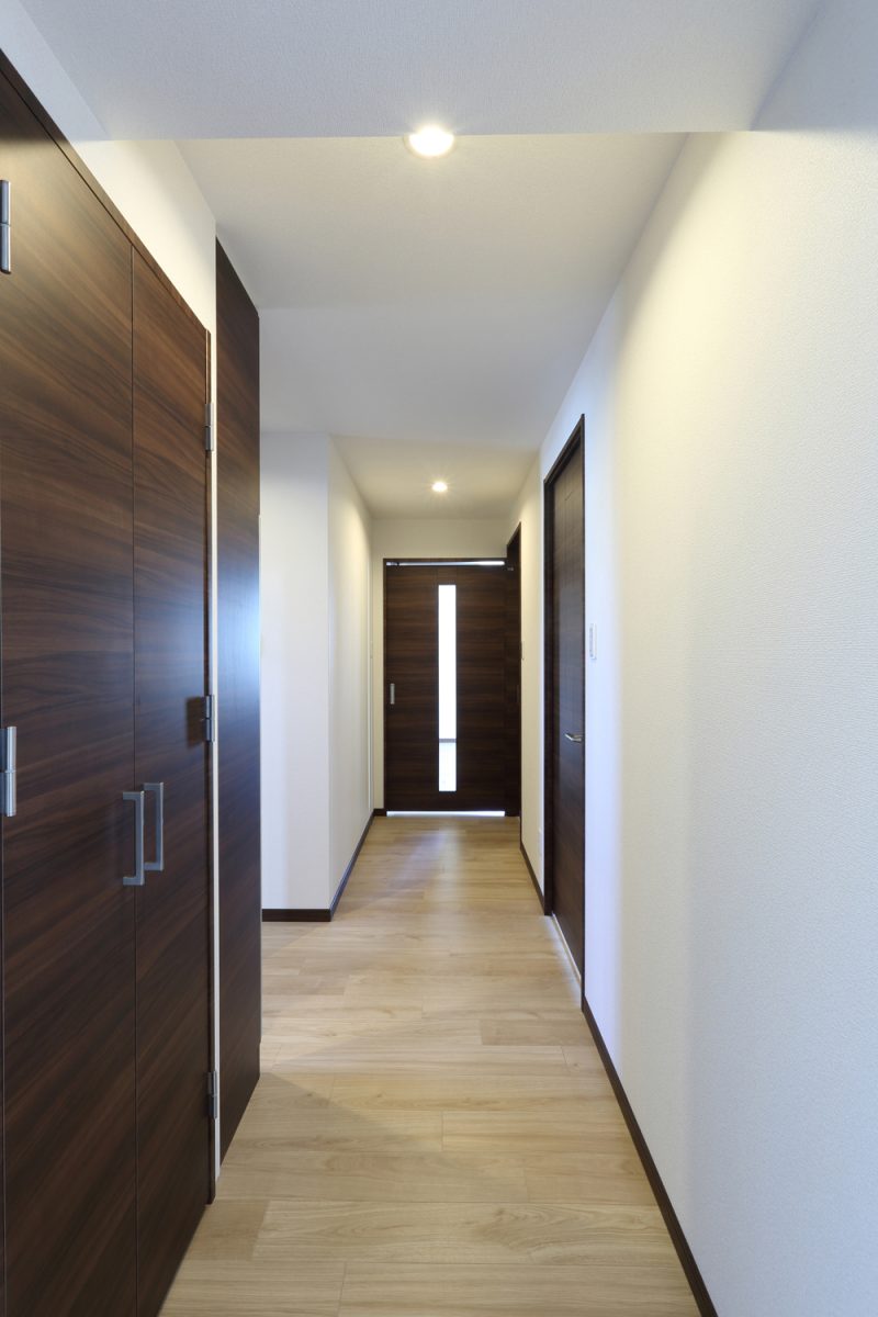 ファミリータイプ4LDKの廊下<br>クローゼットやシューズボックスなど収納スペースをたっぷりと