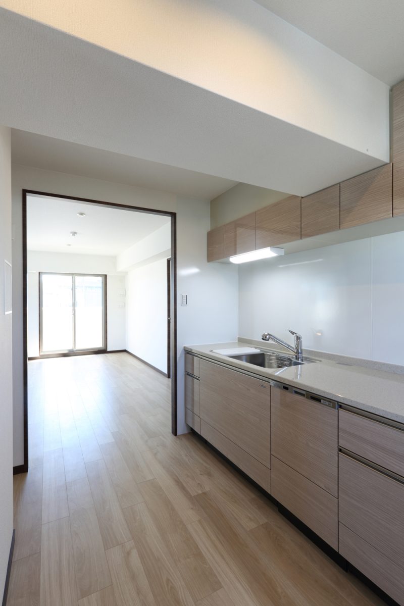 4LDKキッチン<br>広々としたキッチン。リビングからの光が入り、明るく清潔なイメージ