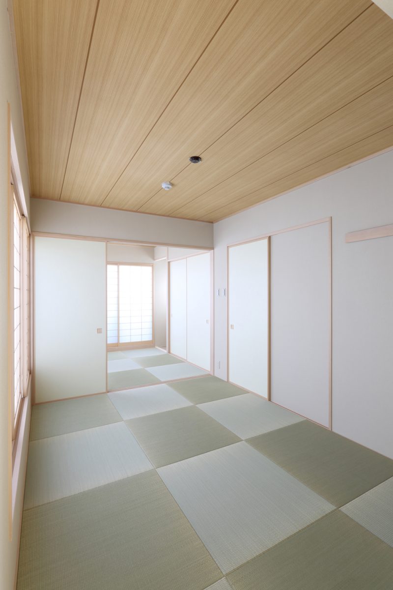 4LDK和室（2室）<br>最上階の和室続き間。襖の方引き戸の向こうには、小さなパウダールームとトイレを配置。お客様に泊まっていただくには最適の和室です