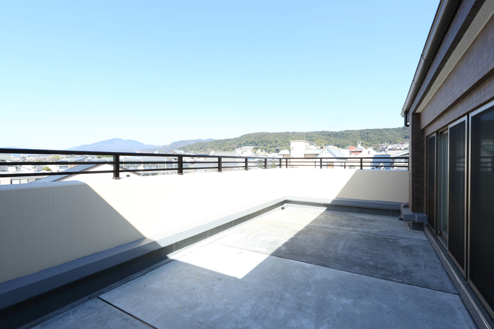 最上階に設置された、広々としたルーフバルコニー。京都東山を望めます
