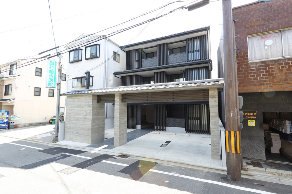 外観<br>格子を配し、京都西陣の街並みに調和