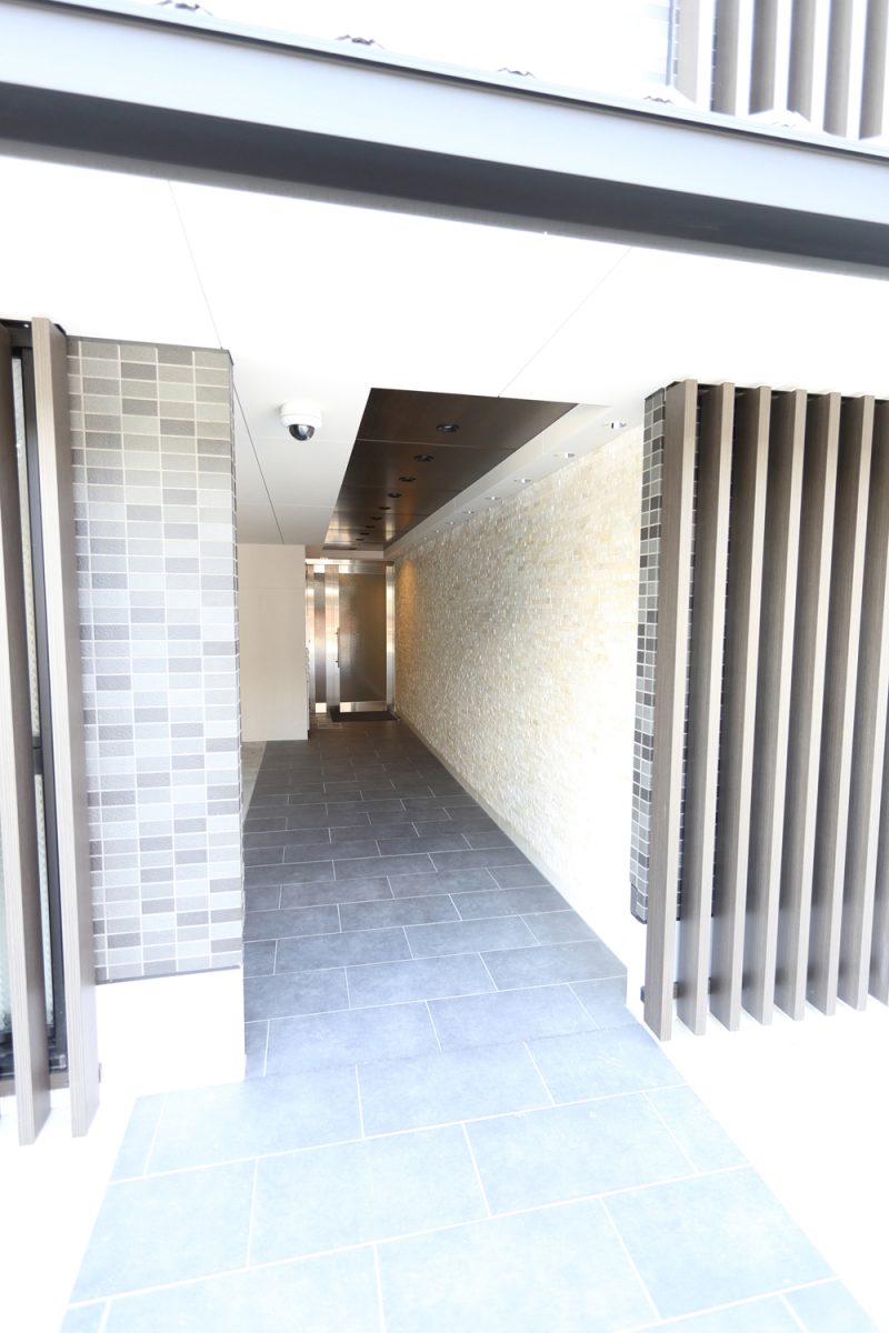 エントランスへのアプローチは壁面を明るくしました