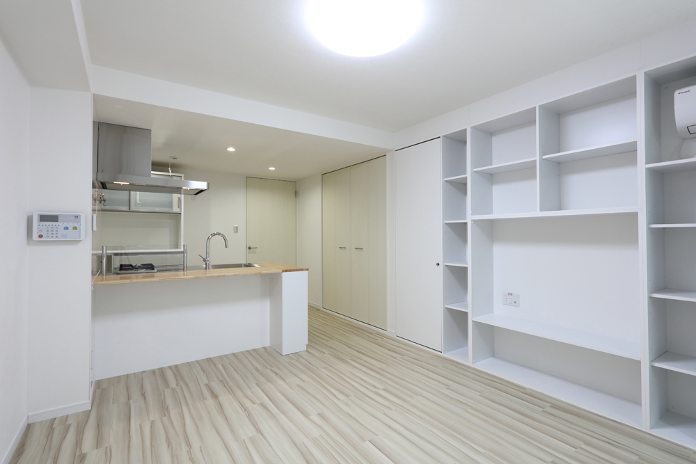 壁面は収納たっぷり