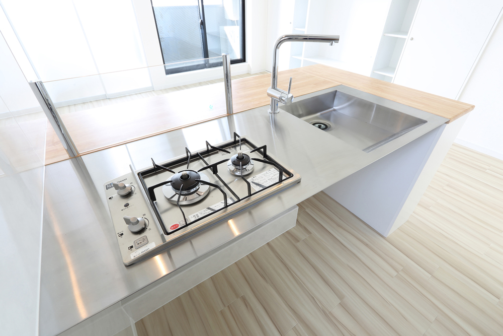 木製カウンターをフラットにし、オープンで開放的なキッチン