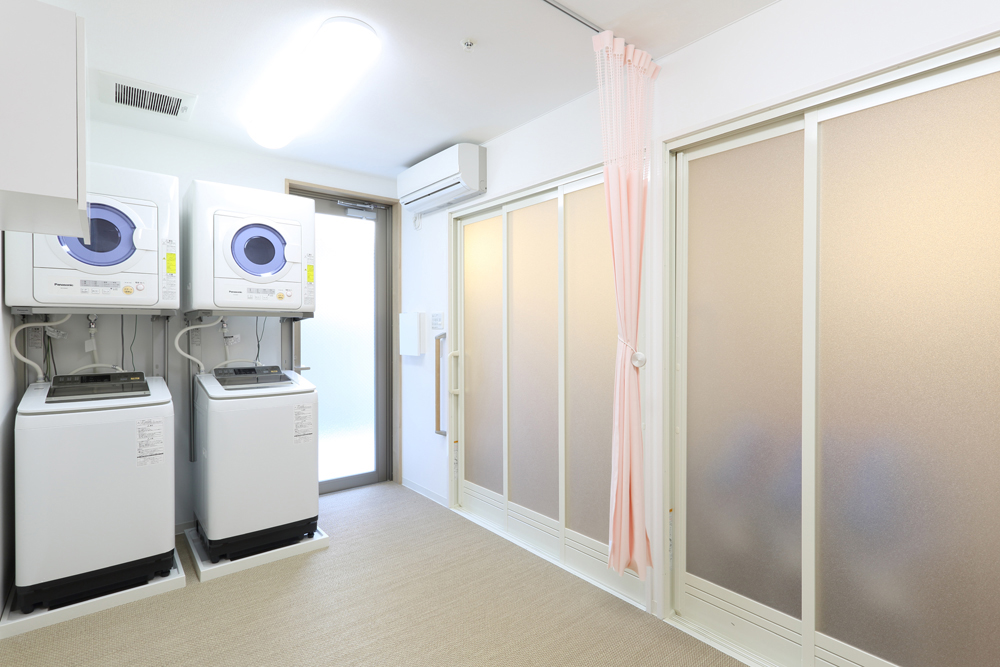 脱衣場<br>床には滑りにくい素材を採用。ユニットバスとの段差も無く、使いやすい空間になっています