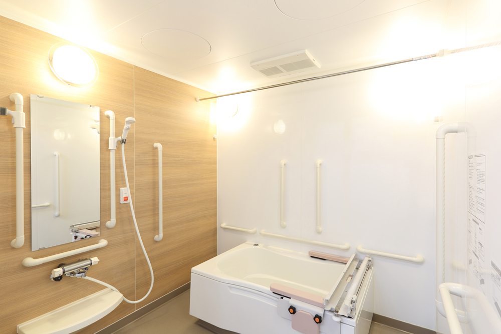 浴室<br>入浴する方やサポートする方をやさしく支える、使い勝手に配慮した浴室空間