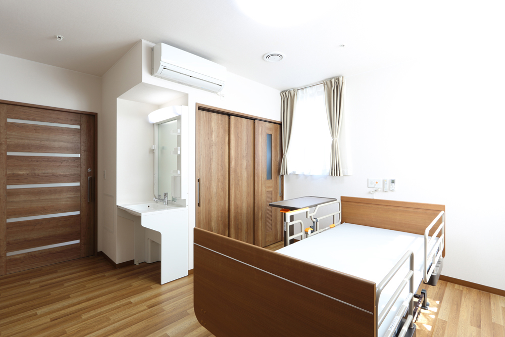 居室<br>落ち着いた木目に統一