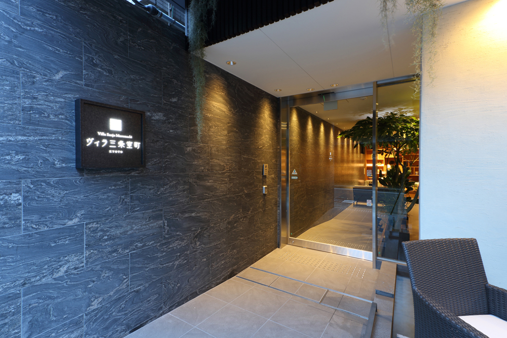 伝統と革新をコンセプトにしたエントランス<br>石張りの壁面が、ロビーへと続きます
