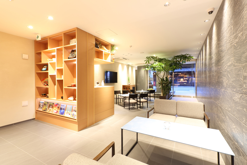 ギャラリー&ラウンジスペース<br>京都に関する出版物や現代クラフト、アンティーク食器などをディスプレイ