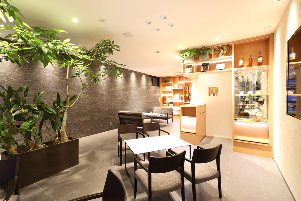 ラウンジスペースは、京都の日本酒・ワインなどを味わっていただく、旅の寛ぎスペースとなっています