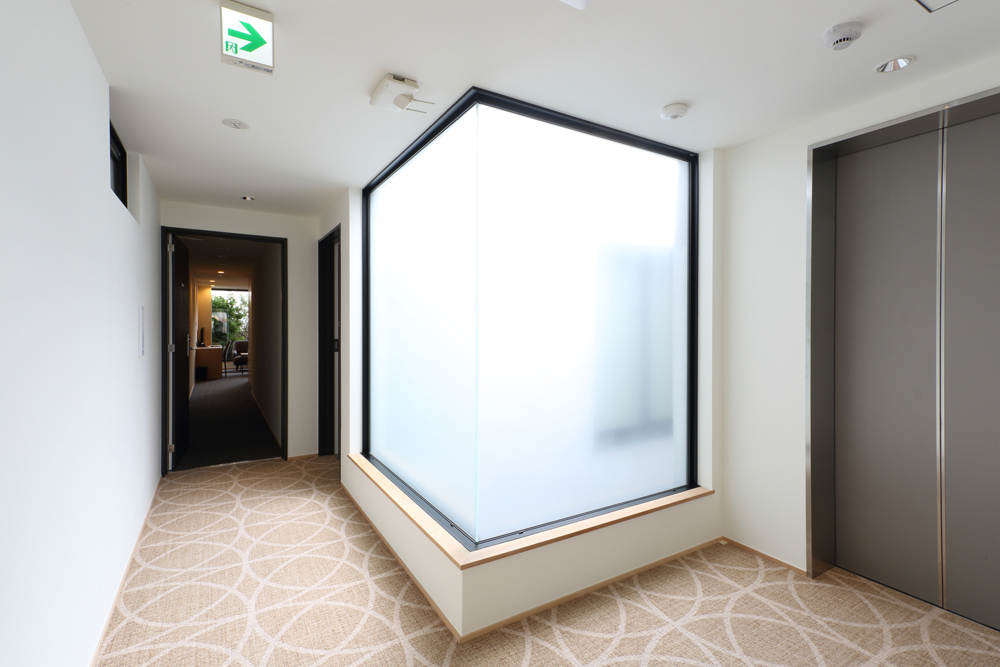 エレベーターホール<br>中庭からの柔らかな光が入り、自然な明るさが得られます