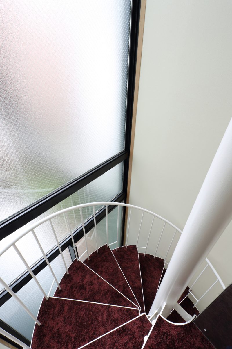 ベットルームから続く螺旋階段<br>陽光が差し込む、明るい空間