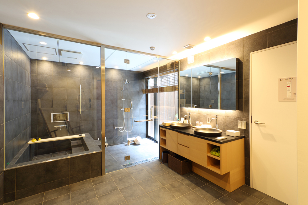 螺旋階段の先には、陽光が差し込むバスルーム＆パウダールーム