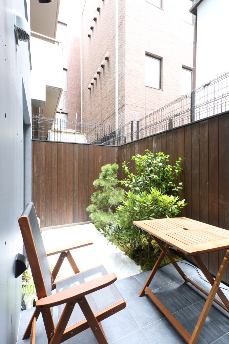 メゾネットツインルーム専用の庭を設え、古都の隠れ家のような雅趣を演出