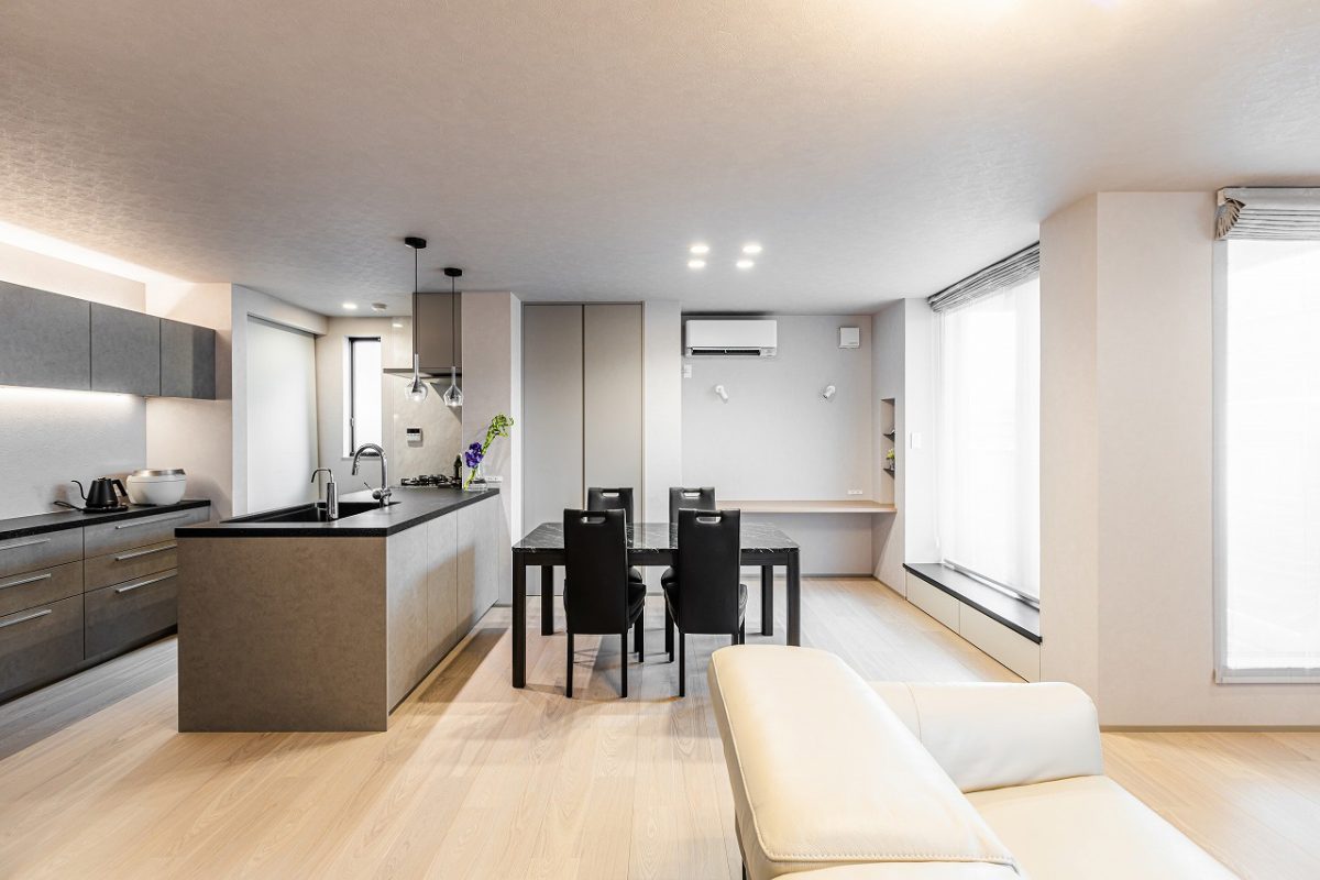 窓辺にヌック風のベンチを設けて、ちょっとしたくつろぎスペースを作りました。<br>ベンチにはお子様の玩具入れに使える引き出し収納を備え、いつでもスッキリとした空間を保つことができます。