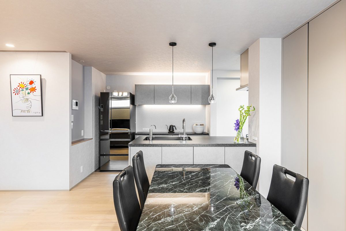 キッチンはグレートーンで統一し、カップボードの上下には間接照明を設けました。 