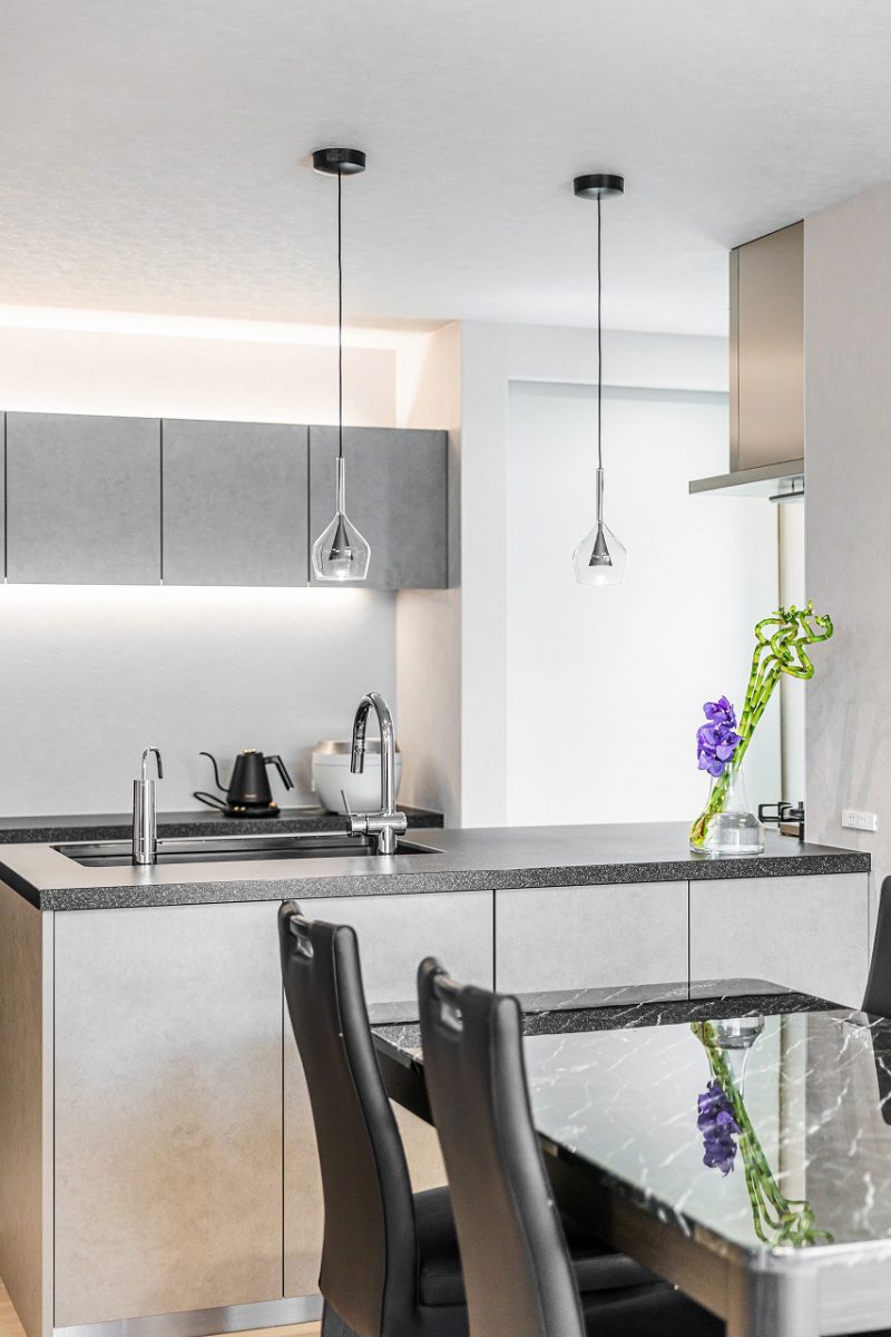 ペンダントライトはクリアタイプを採用し、光の重なりが空間に軽やかさをプラス。