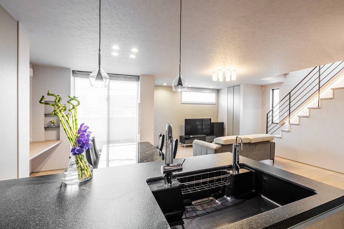 リビング、ダイニングと一体感のある、洗練されたキッチンです。