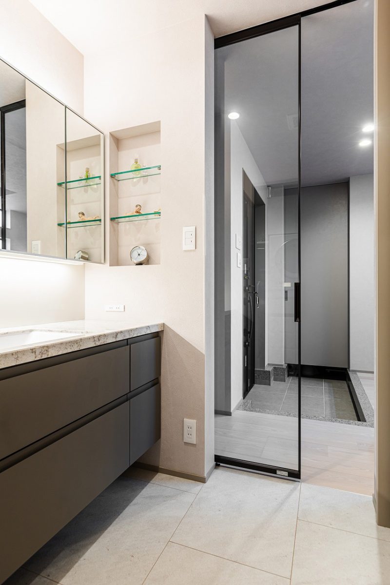 間接照明が陰影を生み、上質な雰囲気を纏う洗面空間。