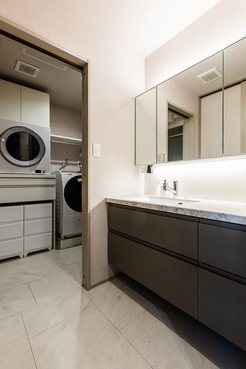 脱衣室とランドリースペースを独立させることで、来客時にも気兼ねなく使える機能的なレイアウトとしました。