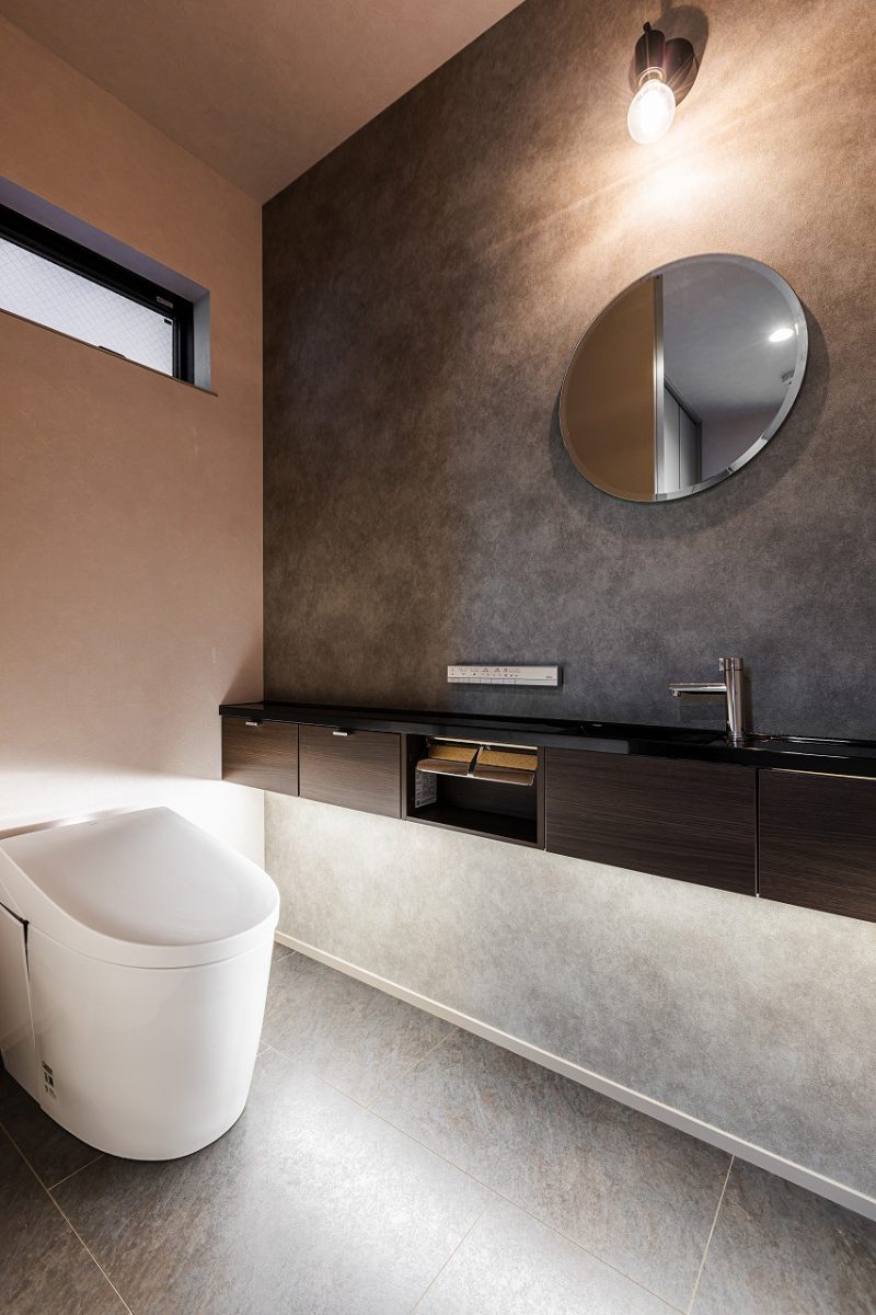 落ち着きのあるホテルライクな仕様でまとめたトイレ。