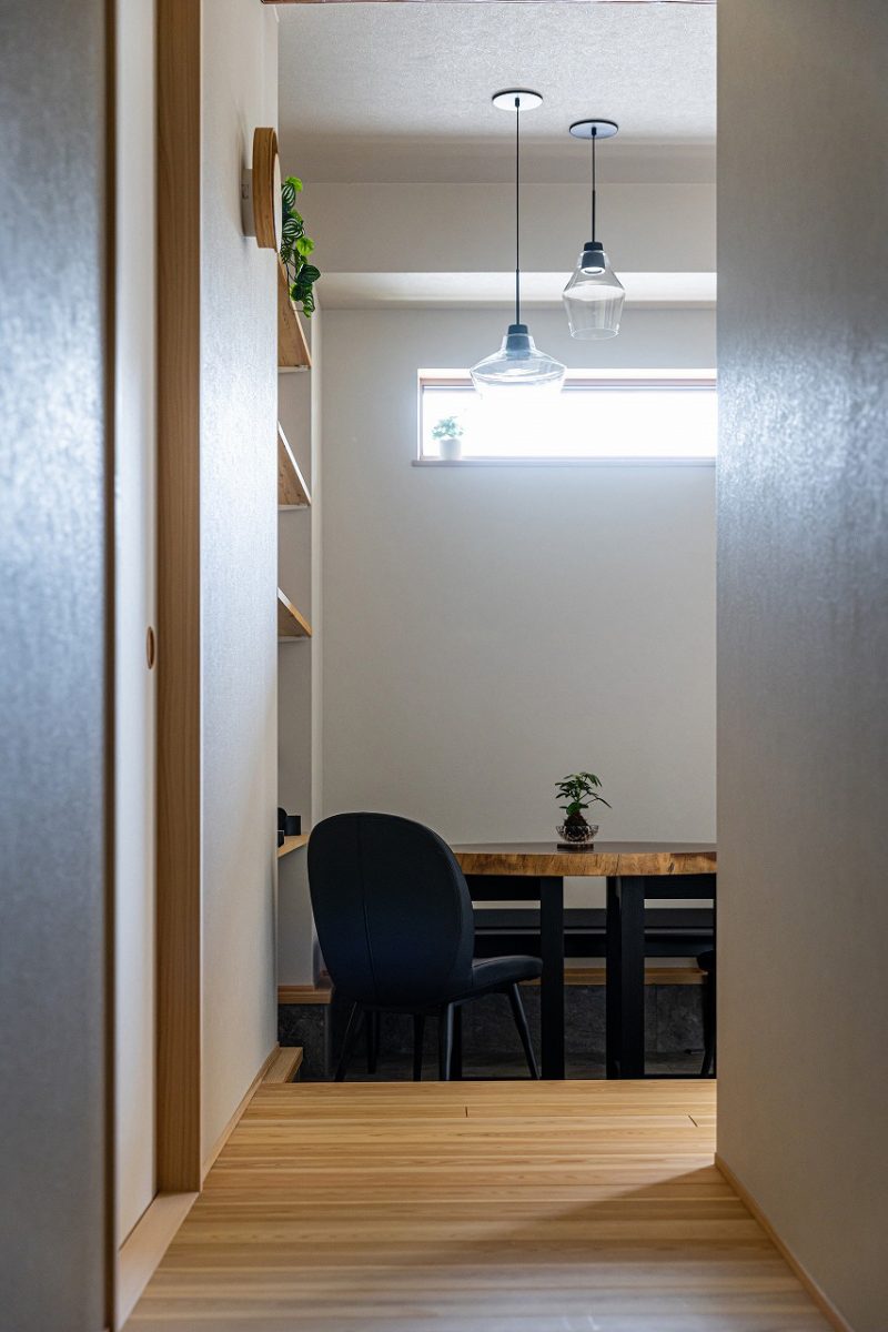 自然光が降り注ぐ玄関。木と黒のコントラストが美しく映えます。