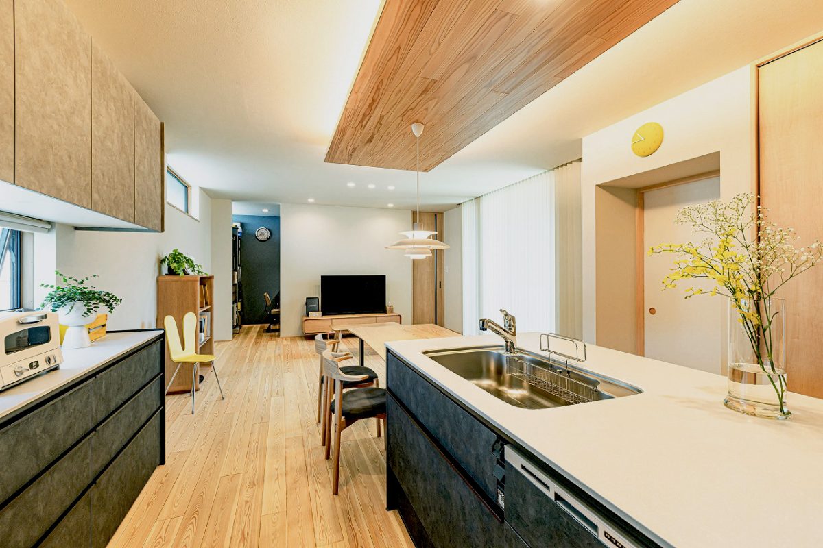 キッチンは開放感のあるペニンシュラ型を採用し、ダイニングを横並びに配置することで、家事がしやすい動線にしました。