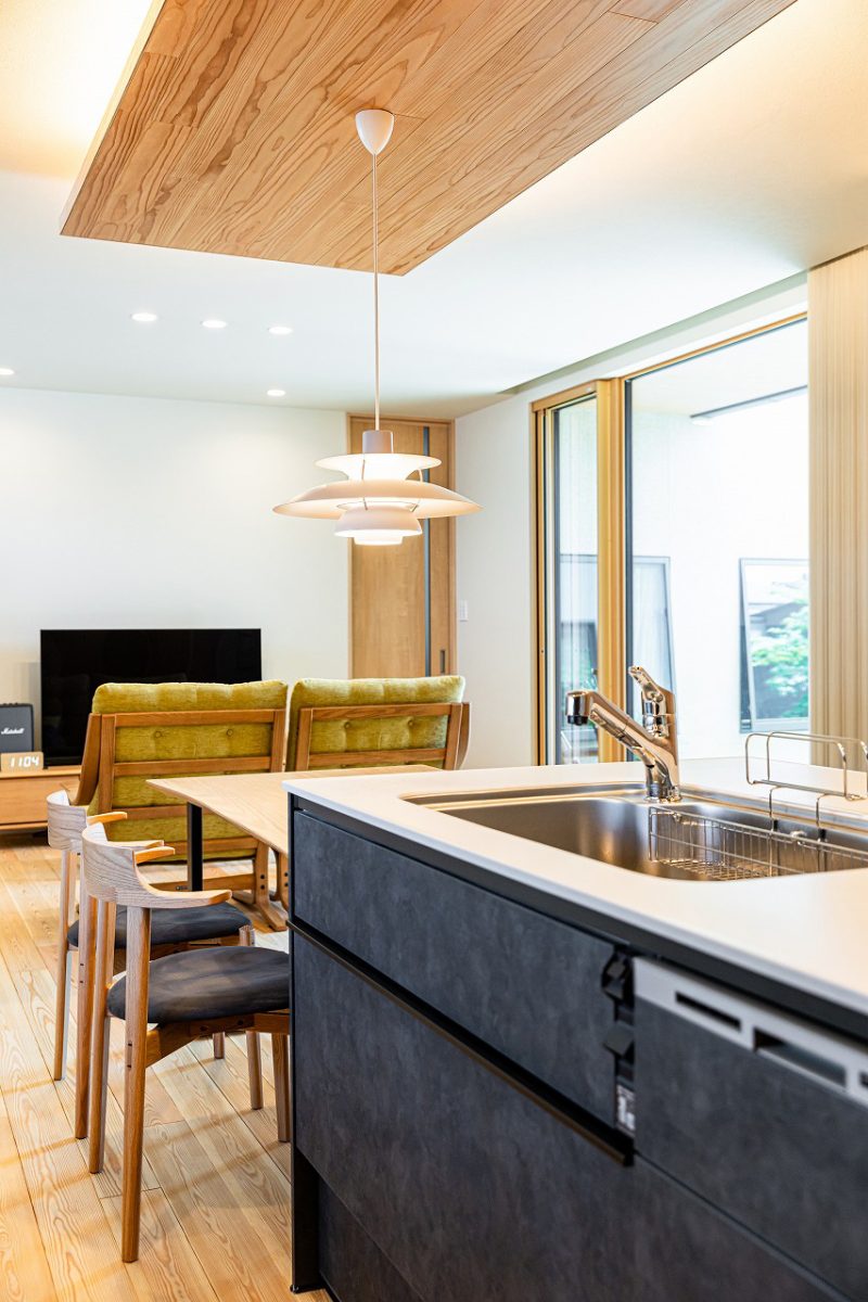 グレートーンのキッチンが空間を引き締め、モダンな印象に仕上げています。