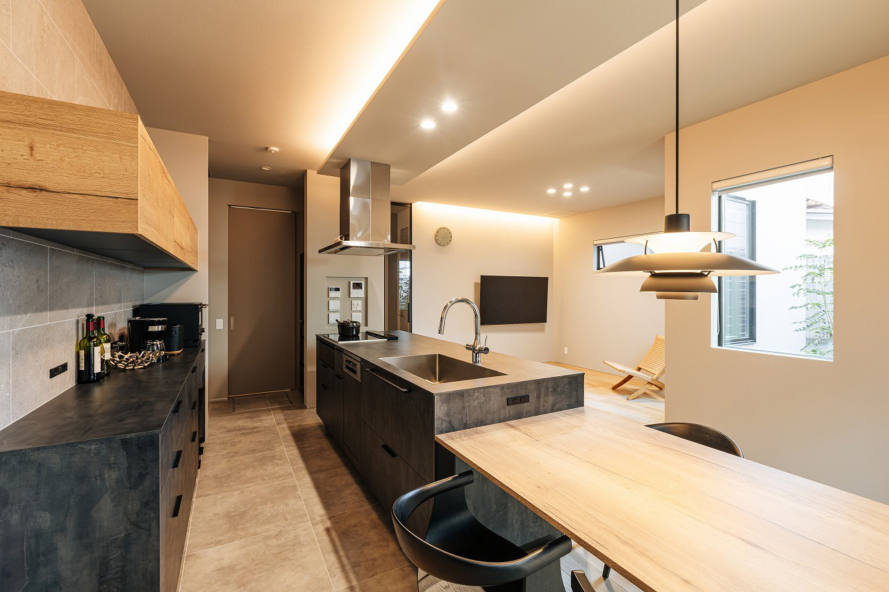 木とグレー、素材のコントラストが映えるシンプルモダンな家