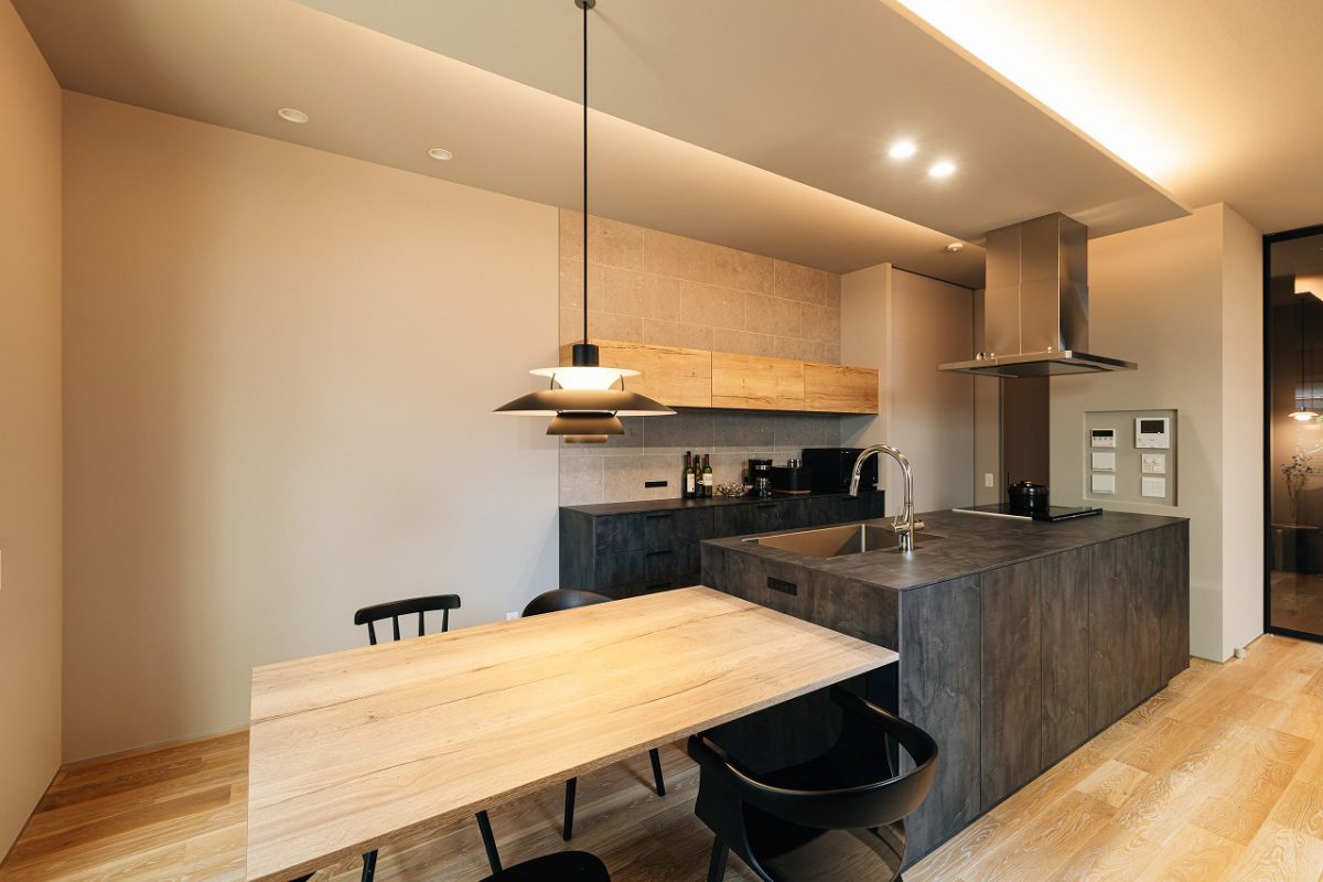 キッチンとダイニングテーブルをともにグラフテクトで統一したアイランドスタイル。<br>横並びに配置することで、家事がしやすい動線にしました。