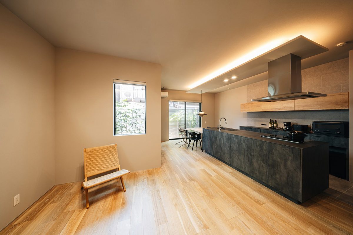 落ち着きのあるグレートーンで統一したLDK。<br>窓からは植栽がのぞき、室内にいながら自然の気配が感じられます。