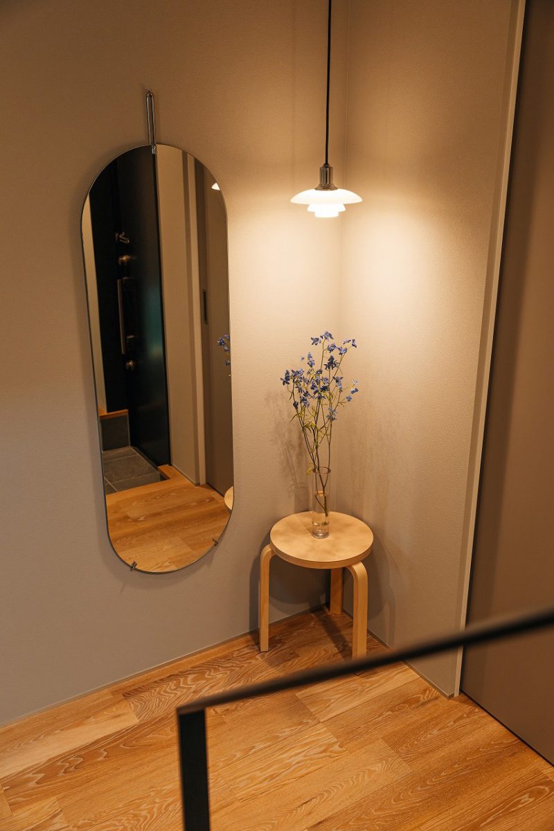 玄関ホールの一角に設けたディスプレイスペース。飾られた花が、季節の移ろいを感じさせてくれます。