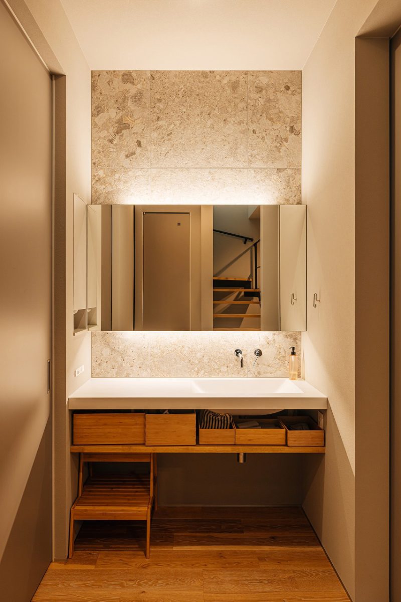 無駄のない美しさが際立つ洗面台。<br>石目調タイルがアクセントになり、やわらかい雰囲気の中に気品を感じます。フロートタイプなので圧迫感がない見た目に。