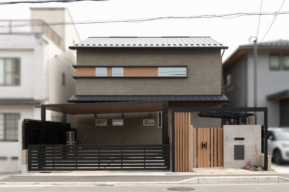 直線的なラインとシンプルな形状が目を惹く外観。外壁は落ち着いたグレーを基調としており、モダンでシックな印象を与えます。<br>カーポートの天井部分は木目調のものを選び、全体の統一感を保っています。