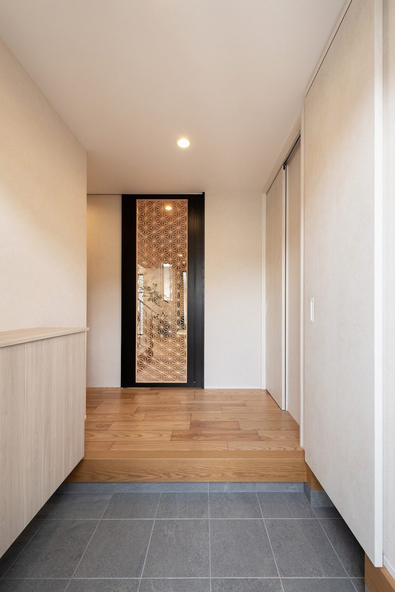 玄関ホールとLDKをつなぐのは、伝統的な和の技術を用いた組子建具。繊細な美しさと職人技が感じられます。<br>全体的に落ち着いた色合いで統一し、落ち着いた雰囲気を作り出しています。