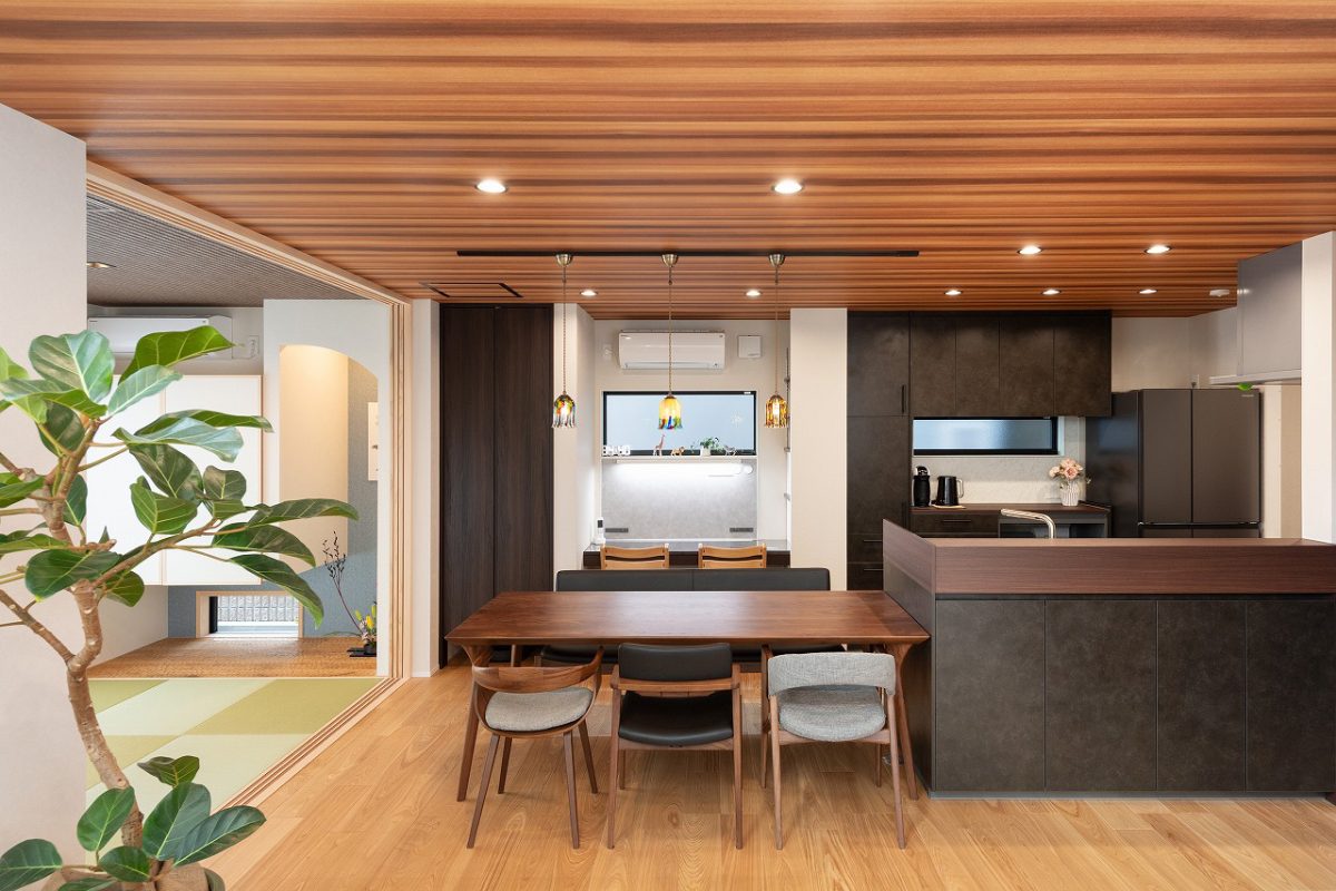 温かみのある赤褐色の色合いが綺麗な木目に仕上げました。<br>温かさと落ち着きを感じるダイニングキッチンです。