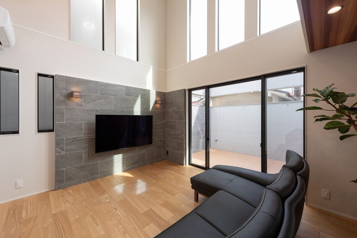 LDKの壁面にタイルを施し、床は明るめのものを採用。