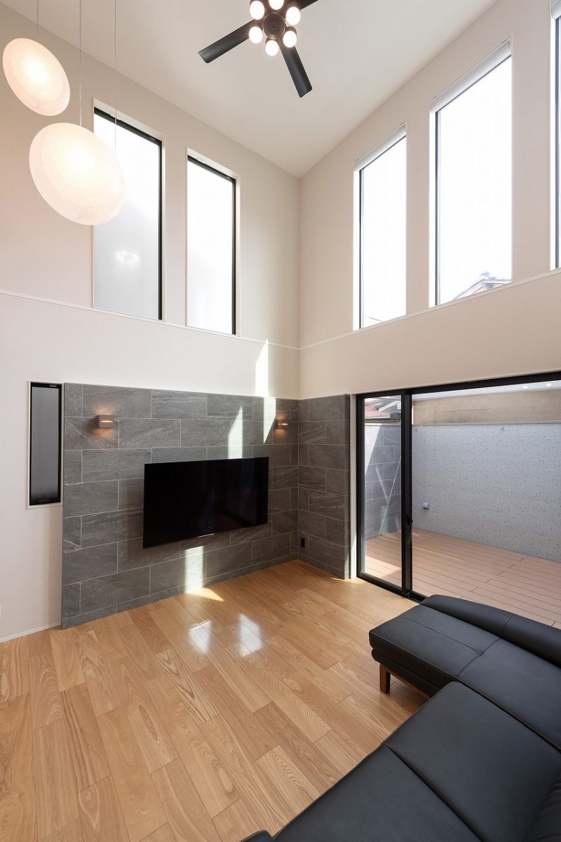 ウッドデッキを囲う壁は、周囲の視線を気にせずにリラックスできるよう高めにしました。